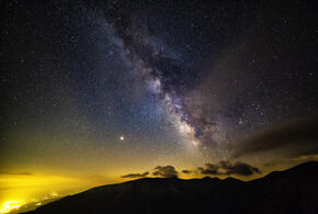 Львы зарядятся позитивом от общения с друзьями, а Весам следует проявить внимание к старшему поколению 