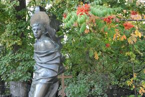 Памятник высоцкому на Ваганьковском кладбище в Москве
