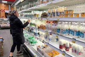 Полки с продуктами в супермаркете 