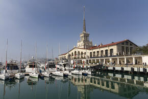 За месяц до праздников трехдневное размещение с завтраками можно найти от 27 тысяч рублей