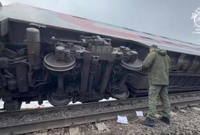 Поезд сошел с рельсов