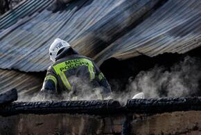Пожар, возникший после атаки БПЛА на морской терминал в Туапсе, всё ещё тушат, но площадь огня уменьшается