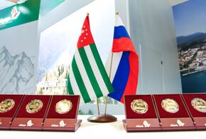 Флаги России и Абхазии