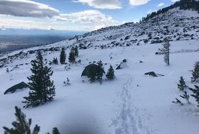 Палатка на горном склоне