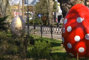 Улицы Сочи украсили к Пасхе