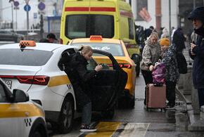 В Краснодаре таксист, требовавший у жены участника СВО деньги за возврат документов, пытался сбежать от полиции