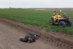 В Краснодарском крае на дороге спасли человека. Как оказалось, он скрывался от полиции и числился в федеральном розыске 