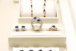 Свою добычу нерадивые грабители растеряли по пути