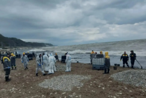 В Туапсе нефть разлилась через выставленные ранее боновые заграждения