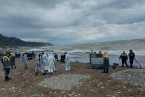 В Туапсе продолжается масштабная очистка от нефтепродуктов