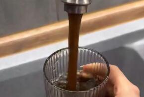 «Вместо воды»: жители Краснодара жалуются на коричневую жижу, которая льется из крана