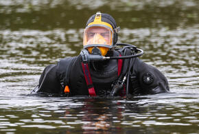 Водолаз спустился в воду: ближайший к Краснодару официальный пляж, где разрешено купание, готовят к открытию сезона