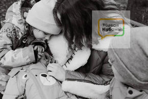 Родители троих детей уже два месяца обивают пороги инстанций, чтобы добиться простых печатей о гражданстве