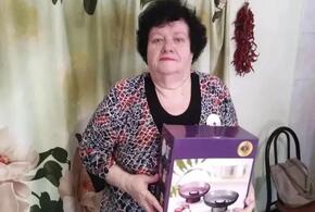 Именинница получает поздравления и подарки