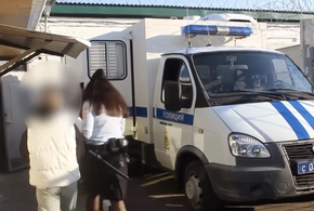 Девушка в белой жилетке и шлёпанцах собиралась обокрасть дедушку в Краснодарском крае