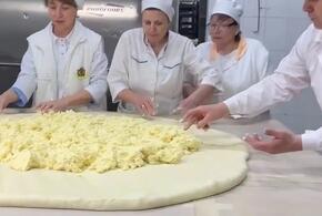 Сочи бьет рекорды: на курорте испекли гигантский хачапури ко Дню города 