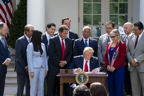 Команда Трампа выставляет его дураком. Как им это удается? 