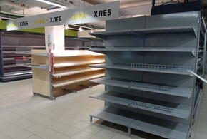 Топливный кризис в Крыму привёл к дефициту продуктов в магазинах. Люди паникуют и скупают товары первой необходимости