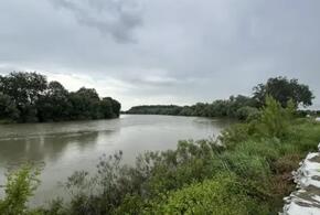 В Крымском районе из-за прорыва дамбы вода зашла в жилые дома 