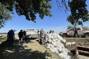 В Крымском районе Кубани продолжаются работы по отводу воды от прорана дамбы. Угроза подтопления все еще существует 