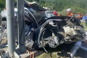 В Сочи произошло смертельное ДТП: автомобиль врезался в металлическую опору 