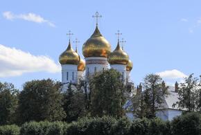 Красивый кадр или неуважение? В Краснодаре молодые люди заехали на территорию храма Александра Невского на иномарках и устроили фотосессию