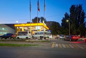 «Кому война, а кому мать родна»: водителей на заправках разводят на деньги под видом помощи с топливом