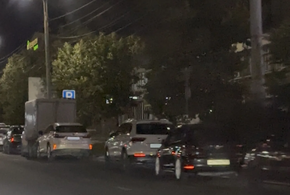 Под 100 автомобилей ждут своей очереди на заправку среди ночи в Новороссийске. Есть видео. Ситуация с бензином вновь осложнилась