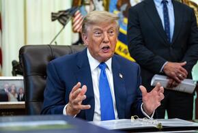 Президент США Трамп спрятался в тележке с едой, чтобы пересесть на другой самолет на фоне угроз Ирана 