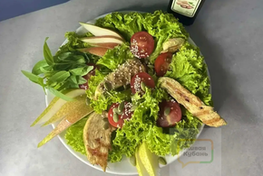Салат из тёплой курицы и голубого сыра: лёгкий рецепт, а блюдо выглядит изысканно 