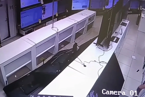 В Краснодаре неадекватный мужчина внезапно начал крушить телевизоры в известном сетевом магазине. Есть видео 