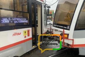 В Краснодаре от дождя пострадали трамваи: один состав сошел с рельсов, во второй ударила молния 
