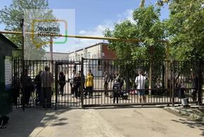 Жители соседней пятиэтажки отгородились от учеников огромными воротами