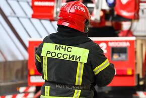 Спасателям приходится работать в сложной горной местности при сильном ветре