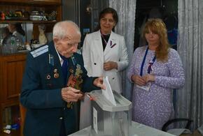 Участковая комиссия привезла бюллетени и специальную урну на дом
