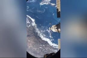 На поверхности воды видны серебристые блики Солнца