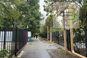У жителей соседней пятиэтажки были причины отгородиться от внешнего мира 