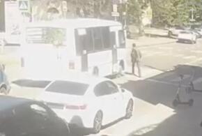В Краснодаре шофер автобуса прятался от солнца за шторкой и сбил пешехода 