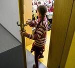 Здоровые дети вынуждены учиться бок о бок с одноклассниками, которые остро нуждаются в индивидуальной, коррекционной педагогике, но не получают ее