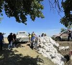 В Крымском районе Кубани продолжаются работы по отводу воды от прорана дамбы. Угроза подтопления все еще существует 