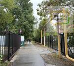 У жителей соседней пятиэтажки были причины отгородиться от внешнего мира 
